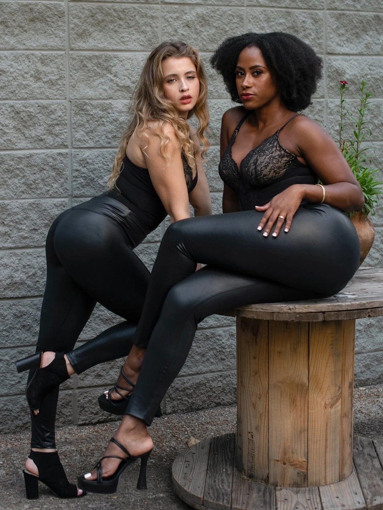 KANTEN BODYSUIT MET DIEPE V-HALS