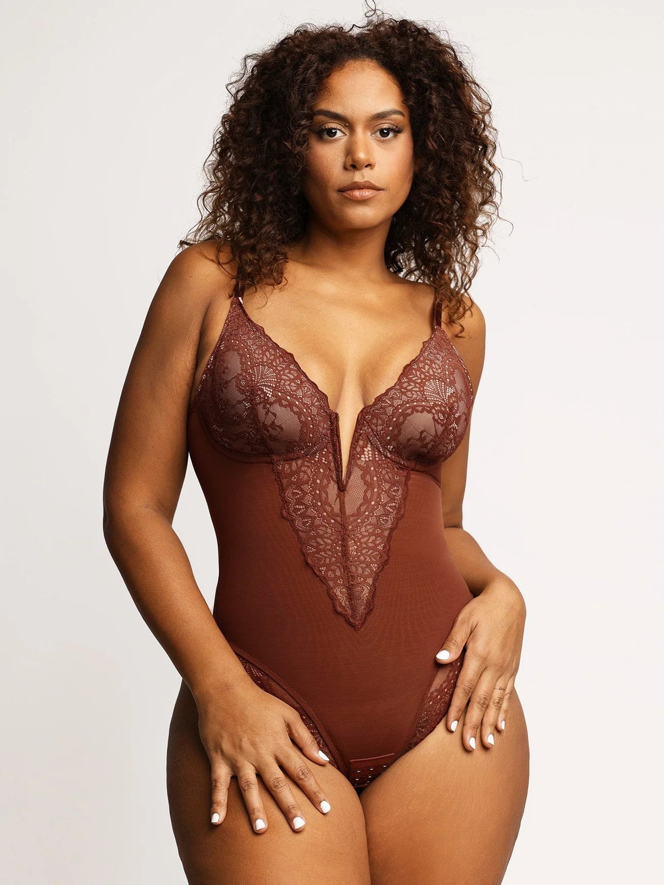 KANTEN BODYSUIT MET DIEPE V-HALS
