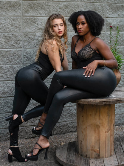 KANTEN BODYSUIT MET DIEPE V-HALS